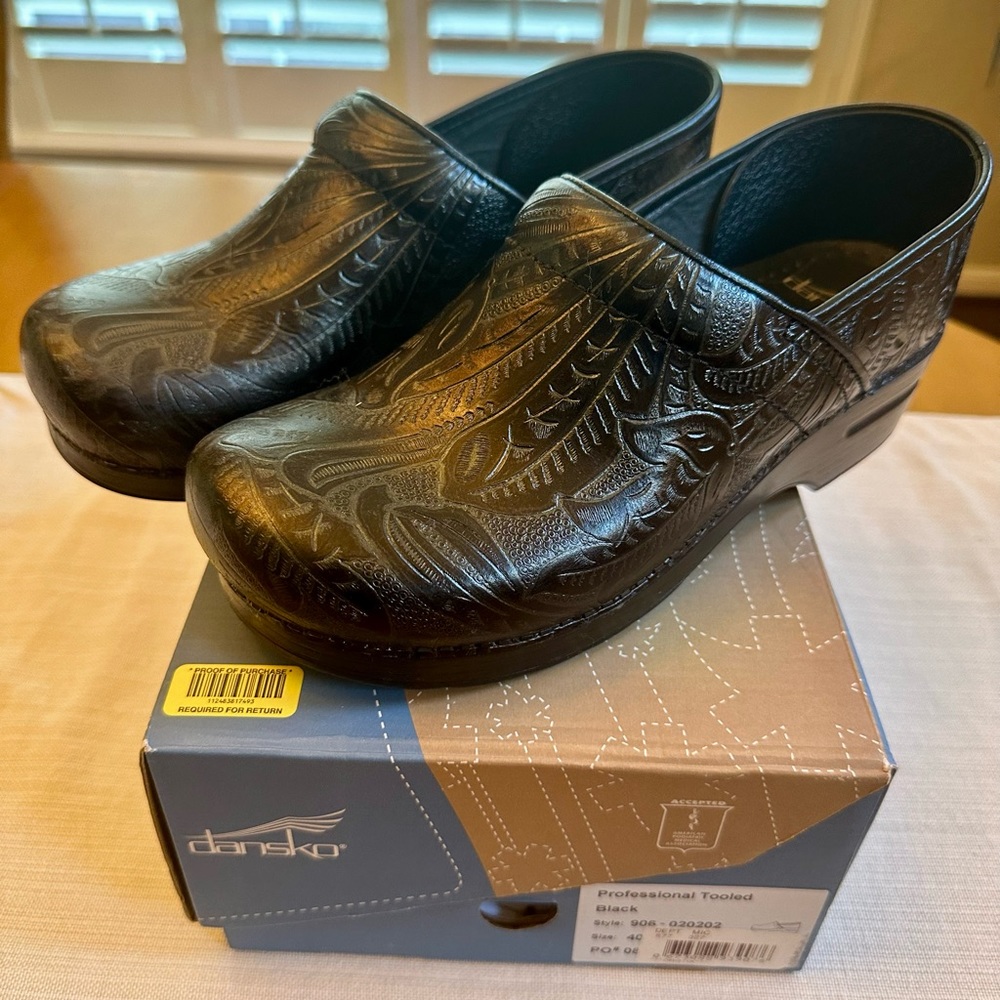 Dansko Professional Women Black Tooled Leather Clogs Size 40 (9.5/10)